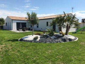Maison neuve surgeres apres amenagement exterieur gazon paysagiste 17
